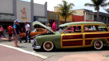 9 Haziran 2018 'de Capitola, Kaliforniya, Usa' daki Capitola Rod ve Özel Klasik Araba Fuarı 'nda kimliği belirsiz kişiler.