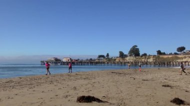 Capitola by the Sea, California, 6 Ekim 2018: Capitola Beach 'teki T9 Denizkızı Triatlonu ve Duathlon Capitola' da kimliği belirsiz kişiler. 