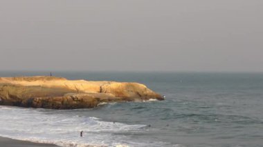 Santa Cruz, Steamer Lane West Side, California, Usa 'daki tanımlanamayan sörfçüler, Ekim 2018 dolaylarında. Steamer Lane Santa Cruz, Kaliforniya 'da ünlü bir sörf mekanıdır..