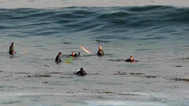 Santa Cruz, Steamer Lane West Side, California, Usa 'daki tanımlanamayan sörfçüler, Ekim 2018 dolaylarında. Steamer Lane Santa Cruz, Kaliforniya 'da ünlü bir sörf mekanıdır..