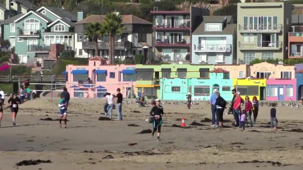 Capitola Sea カリフォルニア州 2018年10月6日 T9マーメイド トライアスロンとデュアスロン キャピトラの未確認の人々 — ストック動画
