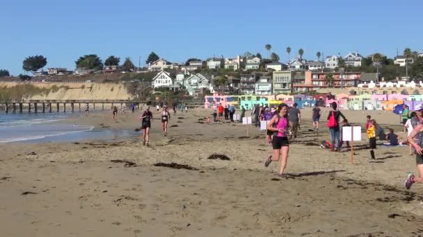 2018年10月6日 加利福尼亚海边的Capitola 位于Capitola海滩的T9 Mermaid Triathlon和Duathlon Capitola的不明身份者 — 图库视频影像