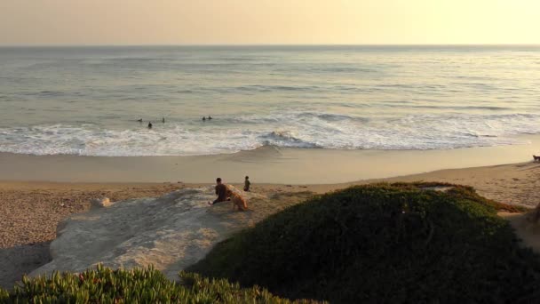 Ongeïdentificeerde Mensen Aan Stille Oceaan Bij Zonsondergang Santa Cruz Californië — Stockvideo