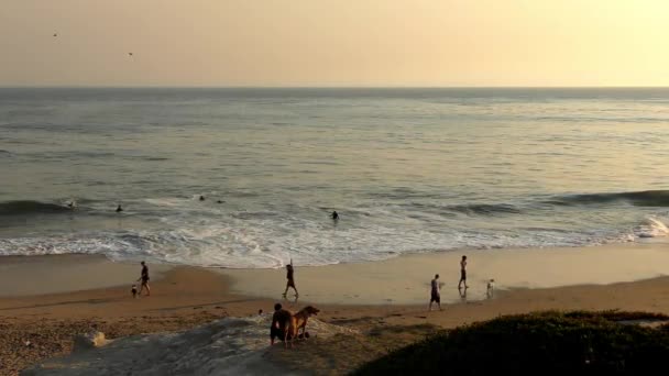 Neidentifikovaní Lidé Tichém Oceánu Při Západu Slunce Santa Cruz Kalifornie — Stock video