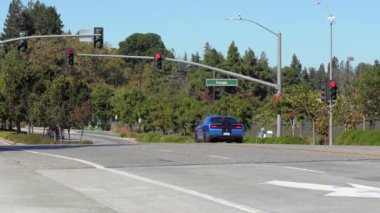 Googleplex 'deki sokak trafiği, Google' ın merkez kompleksi ve ana şirketi Alphabet in Mountain View, California, Usa, Ekim 2018.