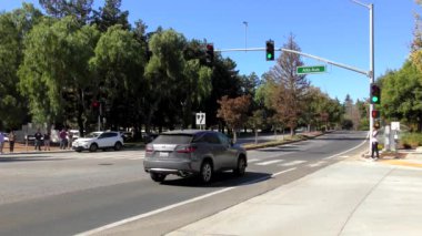 Mountain View, California, Usa 'da sokak trafiği, Ekim 2018 dolaylarında.