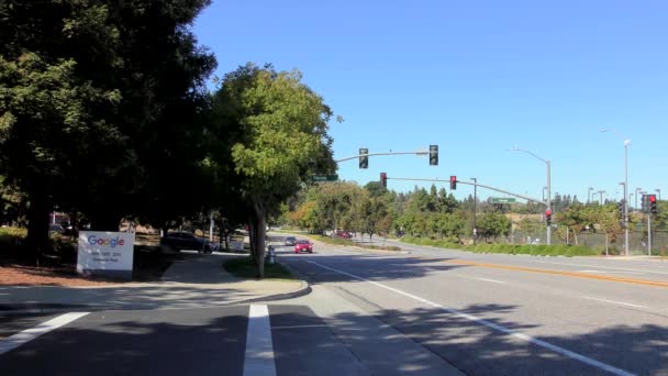 Straatverkeer Het Googleplex Het Hoofdkwartier Van Google Haar Moederbedrijf Alphabet — Stockvideo