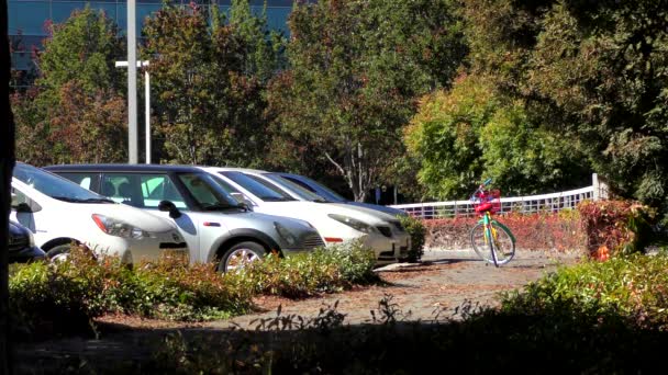 2018年10月頃 米国カリフォルニア州マウンテンビューにあるGoogleとその親会社アルファベットの本社複合施設であるGoogle広場の駐車場にある車 — ストック動画