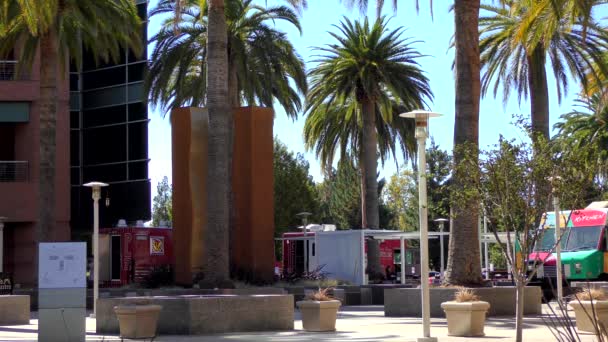 Googleの本社複合施設であるGoogleの建物と 2018年10月頃に米国カリフォルニア州マウンテンビューにある親会社アルファベット — ストック動画
