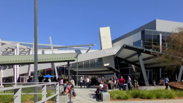 Unidentified People Googleplex Headquarters Complex Google Its Parent Company Alphabet — Stock Video