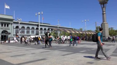 Harry Bridges Plaza 'daki kimliği belirsiz kişiler ünlü Feribot Binası önünde, San Francisco, California, Usa, 2018