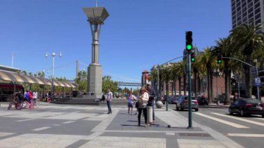 Harry Bridges Plaza 'daki kimliği belirsiz kişiler ünlü Feribot Binası önünde, San Francisco, California, Usa, 2018