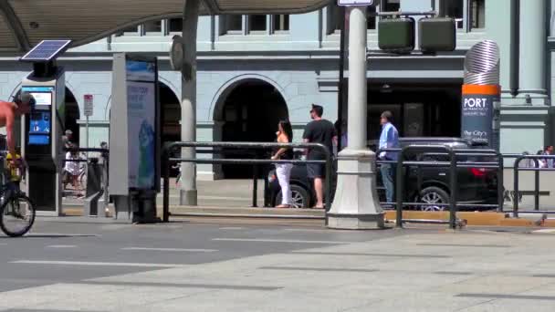 Oidentifierade Människor Harry Bridges Plaza Framför Den Berömda Ferry Building — Stockvideo