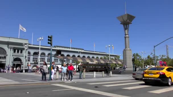 Ongeïdentificeerde Mensen Het Harry Bridges Plaza Tegenover Het Beroemde Ferry — Stockvideo