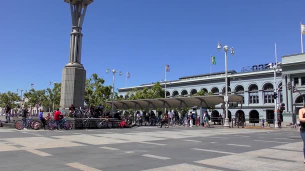 2018年 位于加州旧金山著名渡口大楼前的哈利桥广场的不明身份者 — 图库视频影像
