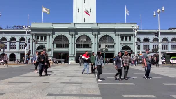 Niezidentyfikowani Ludzie Harry Bridges Plaza Przed Słynnym Ferry Building San — Wideo stockowe