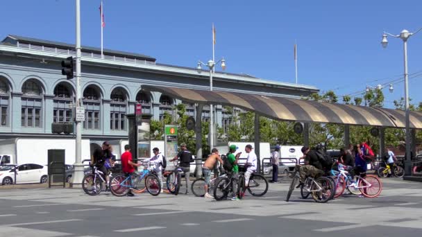 Niezidentyfikowani Ludzie Harry Bridges Plaza Przed Słynnym Ferry Building San — Wideo stockowe
