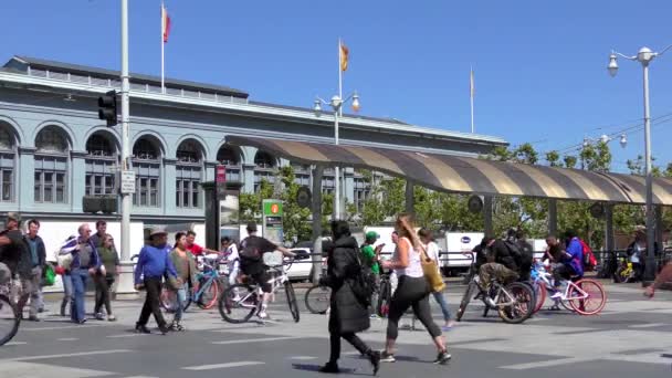 Oidentifierade Människor Harry Bridges Plaza Framför Den Berömda Ferry Building — Stockvideo