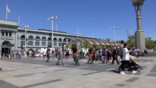 Oidentifierade Människor Harry Bridges Plaza Framför Den Berömda Ferry Building — Stockvideo