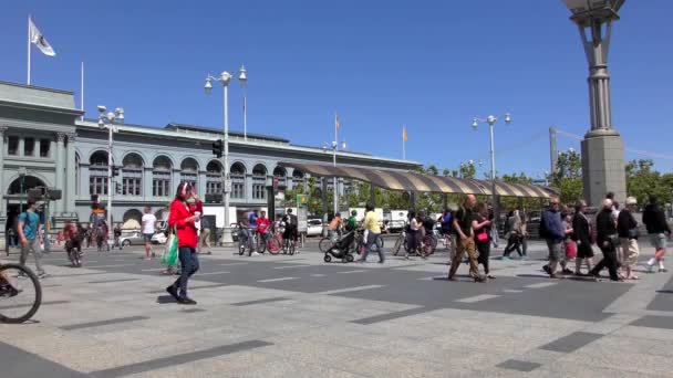 Oidentifierade Människor Harry Bridges Plaza Framför Den Berömda Ferry Building — Stockvideo