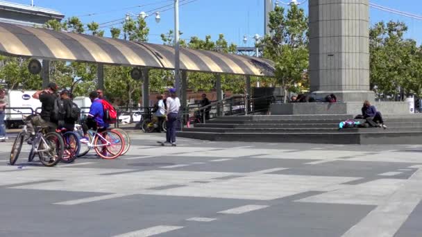 Oidentifierade Människor Harry Bridges Plaza Framför Den Berömda Ferry Building — Stockvideo
