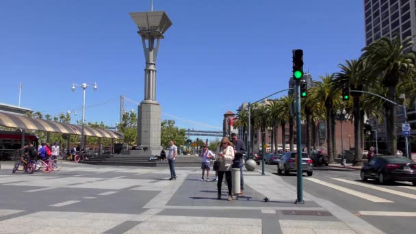 Άγνωστα Άτομα Στο Harry Bridges Plaza Μπροστά Από Διάσημο Ferry — Αρχείο Βίντεο