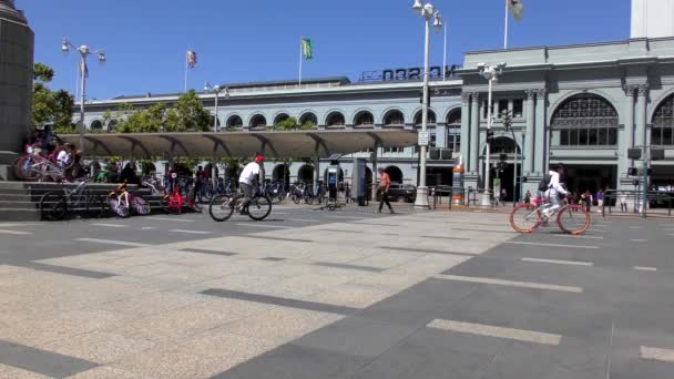 Niezidentyfikowani Ludzie Harry Bridges Plaza Przed Słynnym Ferry Building San — Wideo stockowe