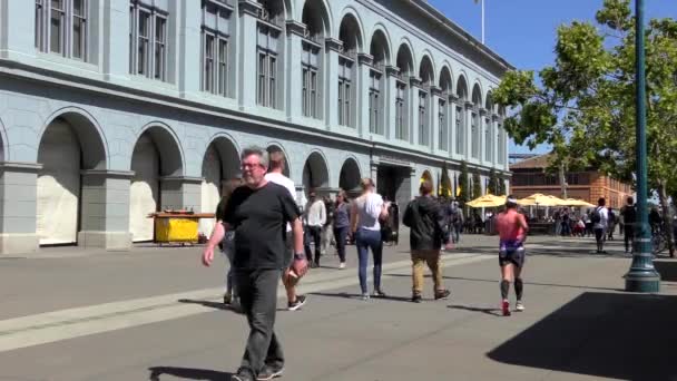 Oidentifierade Människor Harry Bridges Plaza Framför Den Berömda Ferry Building — Stockvideo