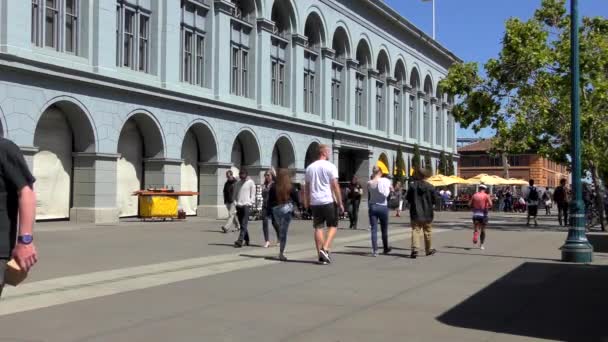 Ongeïdentificeerde Mensen Het Harry Bridges Plaza Tegenover Het Beroemde Ferry — Stockvideo