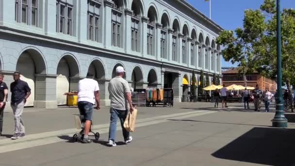 Ongeïdentificeerde Mensen Het Harry Bridges Plaza Tegenover Het Beroemde Ferry — Stockvideo