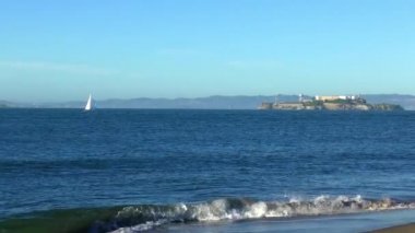 Alcatraz Adası San Francisco, Kaliforniya 'daki Chrissy Field' dan görüldüğü gibi.