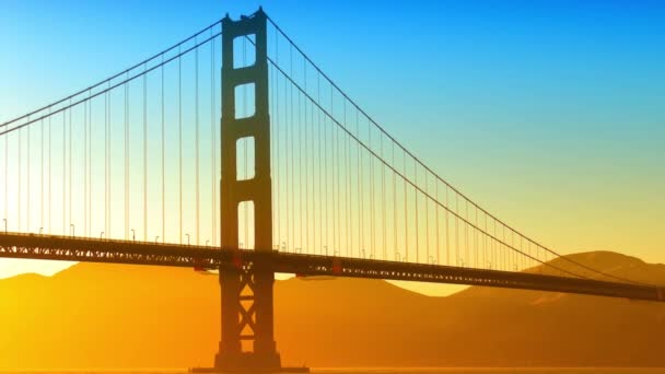 カリフォルニア州サンフランシスコのクリスピー フィールドから見た夕日のゴールデン ゲート ブリッジ — ストック動画