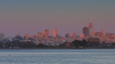 San Francisco Skyline, gün batımında San Francisco, Kaliforniya 'daki Chrissy Field' dan görüldüğü gibi.