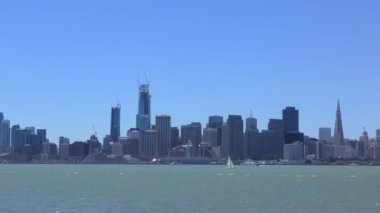 San Francisco silueti San Francisco, California 'daki Define Adası' ndan görüldüğü gibi.