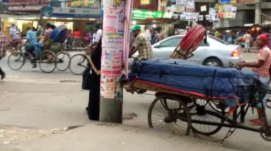 Bangladeş 'in başkenti Dhaka' nın Adabor ilçesindeki Halka Yolu 'nda kimliği belirsiz kişiler ve sokak trafiği Şubat 2019 dolaylarında gerçekleşti.