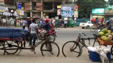 Bangladeş 'in başkenti Dhaka' nın Adabor ilçesindeki Halka Yolu 'nda kimliği belirsiz kişiler ve sokak trafiği Şubat 2019 dolaylarında gerçekleşti.