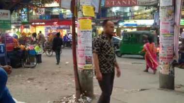 Bangladeş 'in başkenti Dhaka' nın Adabor ilçesindeki Halka Yolu 'nda kimliği belirsiz kişiler ve sokak trafiği Şubat 2019 dolaylarında gerçekleşti.
