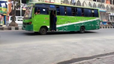 Bangladeş 'in başkenti Dhaka' nın Adabor ilçesindeki Halka Yolu 'nda kimliği belirsiz kişiler ve sokak trafiği Şubat 2019 dolaylarında gerçekleşti.