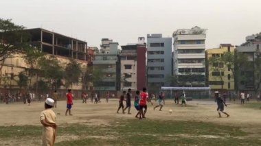 Bangladeş 'in başkenti Dhaka' nın Shyamoli bölgesindeki Ra çocuk parkında kimliği belirsiz çocuklar ve gençler, yaklaşık Şubat 2019