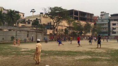 Bangladeş 'in başkenti Dhaka' nın Shyamoli bölgesindeki Ra çocuk parkında kimliği belirsiz çocuklar ve gençler, yaklaşık Şubat 2019
