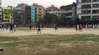 Bangladeş 'in başkenti Dhaka' nın Shyamoli bölgesindeki Ra çocuk parkında kimliği belirsiz çocuklar ve gençler, yaklaşık Şubat 2019