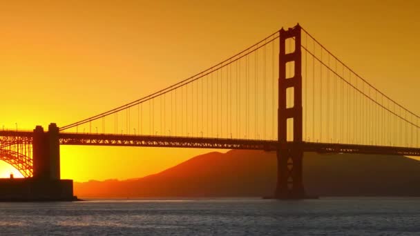 カリフォルニア州サンフランシスコのクリスピー フィールドから見た夕日のゴールデン ゲート ブリッジ — ストック動画
