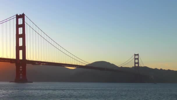 从加利福尼亚旧金山的Chrissy Field看到的日落时的金门大桥 — 图库视频影像