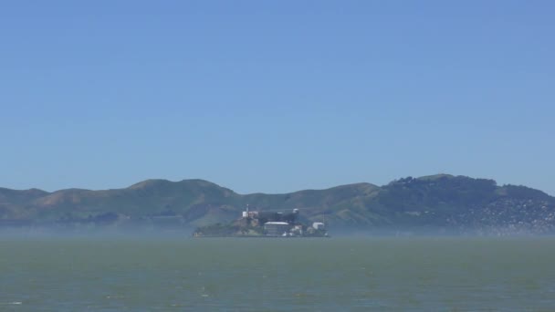 アメリカ カリフォルニア州サンフランシスコのトレジャー島から見たアルカトラズ島 — ストック動画