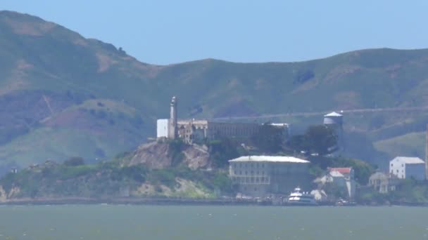 アメリカ カリフォルニア州サンフランシスコのトレジャー島から見たアルカトラズ島 — ストック動画