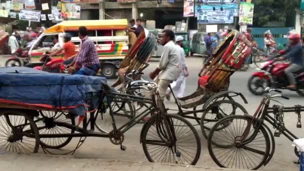 Oidentifierade Personer Och Gatutrafik Vid Ring Road Adabor Distriktet Dhaka — Stockvideo