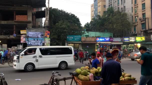 Неизвестные Люди Уличное Движение Кольцевой Дороге Районе Адабор Дакке Столице — стоковое видео
