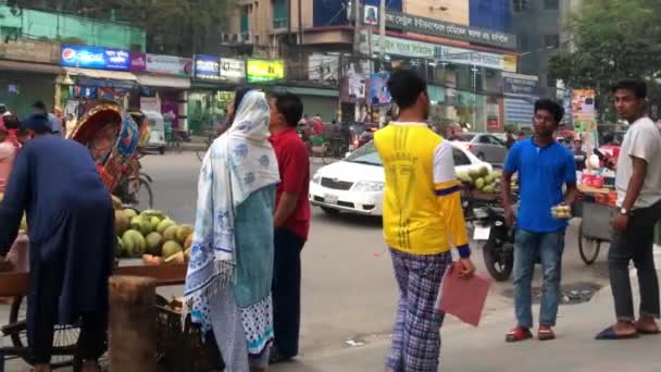 2019年2月前后 孟加拉国首都达卡Adabor区环形路的身份不明人员和街道交通情况 — 图库视频影像