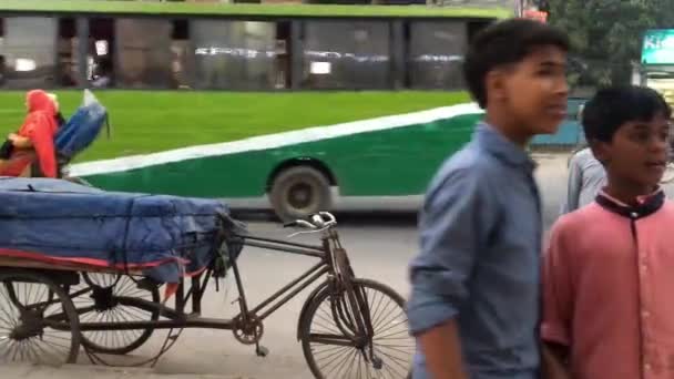 Unbekannte Und Straßenverkehr Auf Der Ringstraße Bezirk Adabor Von Dhaka — Stockvideo