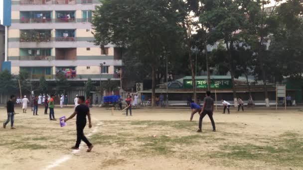 Неизвестные Дети Молодежь Детской Площадке Районе Шьямоли Столице Бангладеш Около — стоковое видео